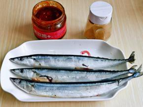 准备食材，秋刀鱼清洗干净。