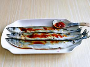 再加入2小勺豆瓣辣酱。(量也可以根据个人喜好来)