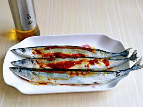 最后淋上少许食用油，锁住鱼的水分。