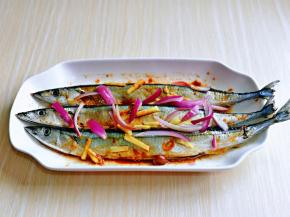 将酱料涂抹均匀，摆上切好的洋葱丝，姜丝，按个人口味撒上盐，盖上保鲜膜腌制30-40分钟。