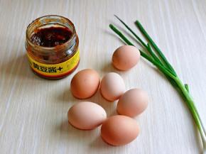 准备食材，鸡蛋的量可以根据个人需求增减。