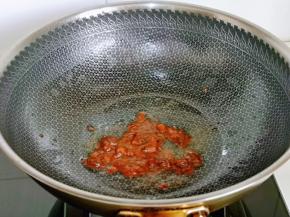 起油锅，加入豆瓣酱煸炒。