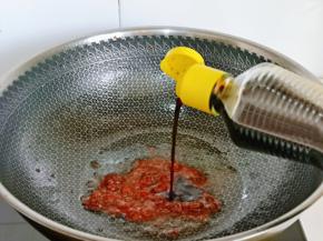 再加入六月鲜酱油，小火翻炒均匀。