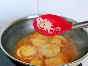 大火烧开后加入冰糖。(不喜欢的也可以不加)