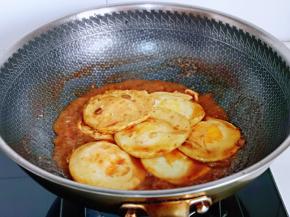 滴入醋，大火收汁至浓稠即可关火。