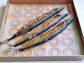 15分钟后取出烤盘，撤掉油纸，刷上一层橄榄油，再撒上孜然粉，白芝麻，入烤箱再烤10分钟。