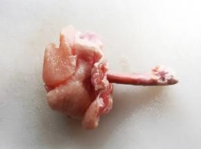 2.用刀从鸡翅根的骨头处切断筋膜和鸡肉， 把鸡肉往下扒到底，就是鸡锤了