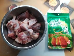 1.准备好解冻过的鸡翅根和新奥尔良烤肉粉