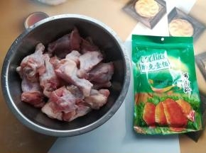 1.准备好解冻过的鸡翅根和新奥尔良烤肉粉