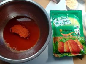 3.取60克cook100香甜奥尔良烤肉粉加60克水   4.cook100香甜奥尔良烤肉料混合均匀放一边备用