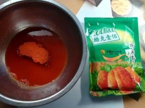 3.取60克cook100香甜奥尔良烤肉粉加60克水   4.cook100香甜奥尔良烤肉料混合均匀放一边备用