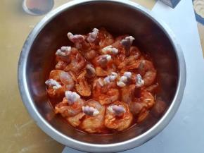 5.把处理好的鸡锤放入腌肉汁里， 让每个鸡锤都浸在腌肉汁里腌制4小时