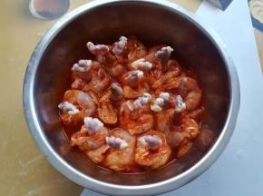 5.把处理好的鸡锤放入腌肉汁里， 让每个鸡锤都浸在腌肉汁里腌制4小时