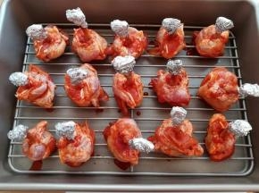 6.把腌好的鸡锤放到带晾网的深盘里，每个鸡锤骨头上都包上锡纸