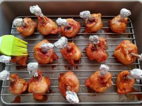 9.鸡锤烤到15分钟的时候取出刷一次蜂蜜水， 烤到25分钟的时候刷第二次蜂蜜水