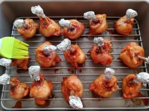 9.鸡锤烤到15分钟的时候取出刷一次蜂蜜水， 烤到25分钟的时候刷第二次蜂蜜水