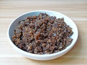 黑木耳温水浸泡再剁碎。