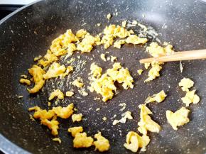 两个鸡蛋打散放入锅里煎，等鸡蛋成型用筷子拨散。