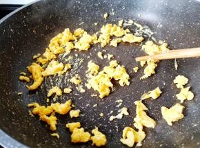 两个鸡蛋打散放入锅里煎，等鸡蛋成型用筷子拨散。