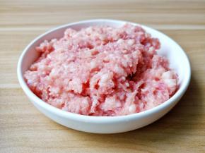 把猪皮去除，再把猪肉剁成肉泥。