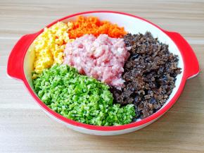 所有配菜跟猪肉放在盘子里【除了猪肉每个配菜都留一点点，待会要放在饺子皮上面】