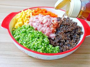 加上一勺料酒。