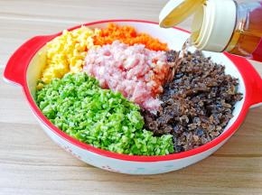 加上一勺料酒。