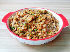 筷子顺着一个方向搅拌均匀。