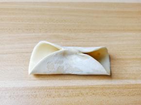 饺子中间捏在一起。