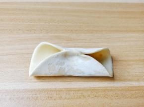 饺子中间捏在一起。