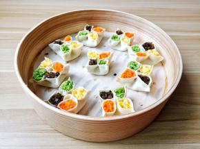 把饺子的四个角捏一下下，形状更加完美。