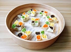 把饺子的四个角捏一下下，形状更加完美。