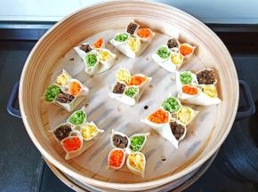 锅里水开后上锅蒸10~15分钟。