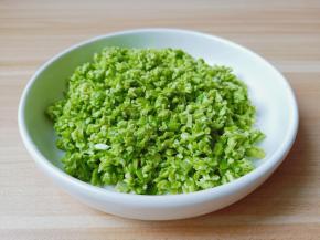 毛豆切成小碎末。