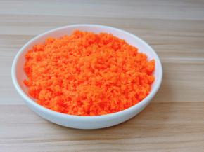 胡萝卜削皮切成碎。