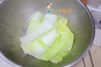 白菜400g洗净后焯水，然后捞出来
