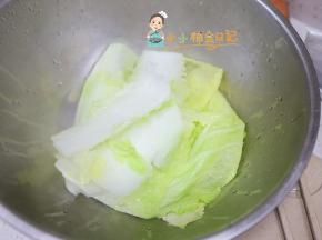 白菜400g洗净后焯水，然后捞出来