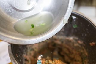 这个是白菜水20-30g分两三次加入肉馅，用筷子搅拌，搅拌到水没了再加下一次，搅拌到上劲成团，起码五分钟