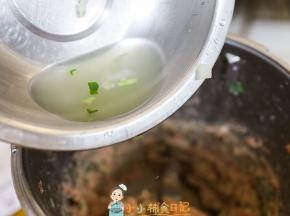 这个是白菜水20-30g分两三次加入肉馅，用筷子搅拌，搅拌到水没了再加下一次，搅拌到上劲成团，起码五分钟