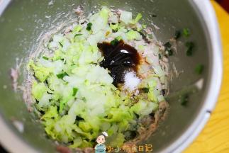 放上白菜碎，一岁以上可以调料，也可以不放调味料植物油30g 生抽15g 耗油30g 盐2g糖1g