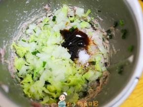 放上白菜碎，一岁以上可以调料，也可以不放调味料植物油30g 生抽15g 耗油30g 盐2g糖1g