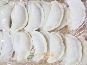 我用最简单的包法，饺子皮对折过来用一点点水黏住就好了。锅里水开后放入饺子大概煮五分钟饺子上浮变大就好了，也可以做煎饺