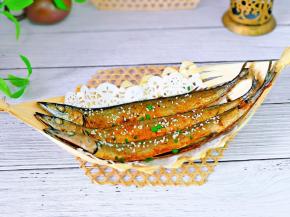 烤好的鱼装盘，撒上葱花，即可食用。