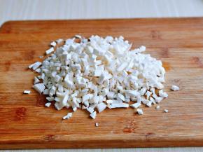 鸡腿菇去皮洗干净后再切小丁。