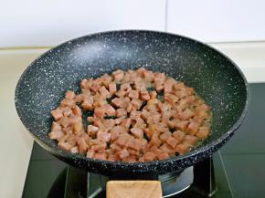 加入料酒中小火翻炒至牛排粒变色，盛出备用。