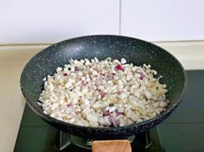 加入鸡腿菇丁，小火煸炒。