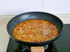 再加入1小碗纯净水，大火烧开，转小火2-3分钟，将鸡腿菇丁烧熟即可。