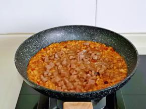 再加入煸炒过的牛排丁，加入白砂糖，中火翻炒。
