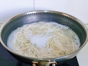 准备煮面，锅中加入纯净水烧开，大火煮面，烧沸后淋上冷水，反复两次差不多就好了。