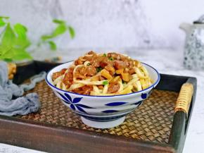 拌均匀即可食用，有牛排，有面，倍儿好吃～